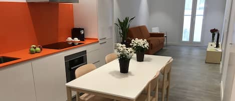 Full-sized fridge, microwave, oven, stovetop