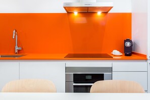 Full-sized fridge, microwave, oven, stovetop