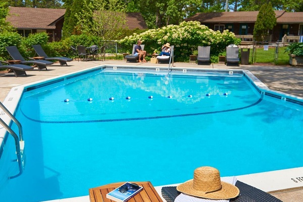 Kolam renang terbuka bermusim