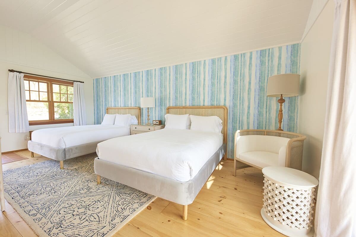 Ropa de cama de alta calidad, cubrecamas y minibar 