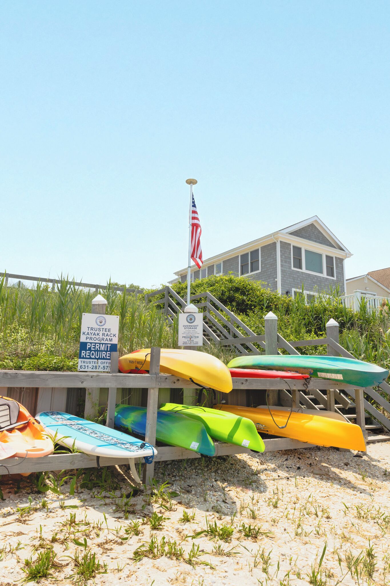 Une plage où l’on peut faire du kayak, avec un panneau indiquant la présence d’un service de location de kayaks.