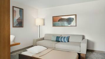 Surmatelas, bureau, fer et planche à repasser, lits bébé (gratuits)