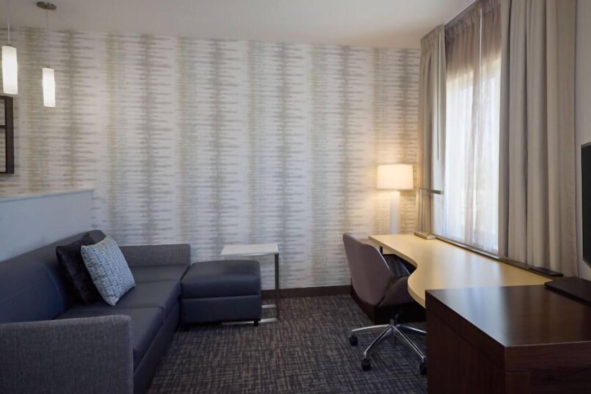 Studio, 1 kingsize-seng med sovesofa (Mobility/Hearing Access, Roll-In Shwr) | Oppholdsområde | LCD-TV