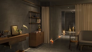 Een moderne badkamer met een houten wastafelmeubel, planken en een spiegel.