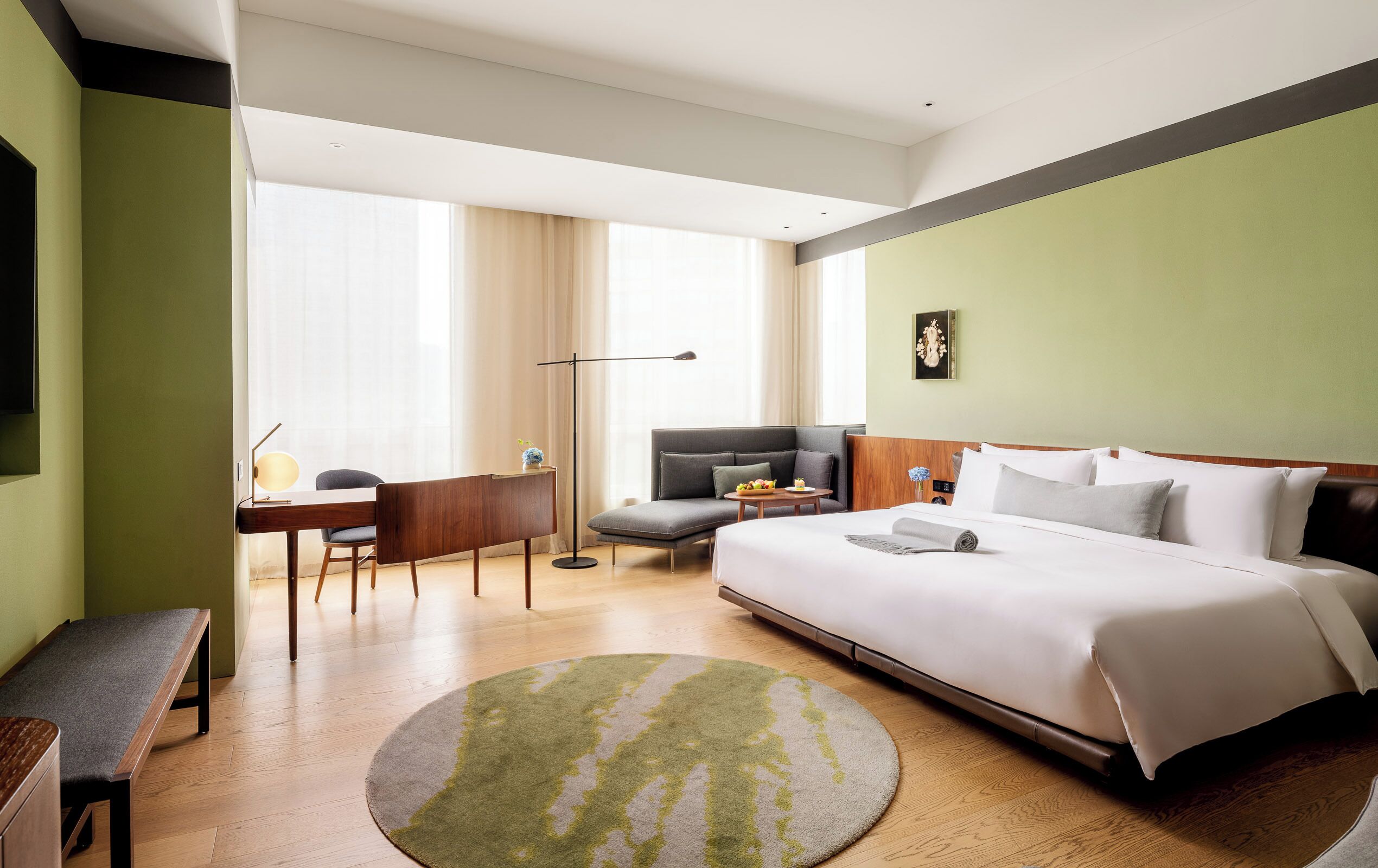 executive hollywood king room | 1 bedroom, premium bedding, down duvets, free minibar items