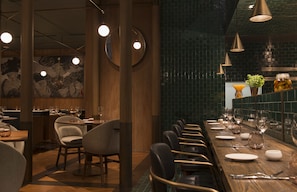 2 restaurantes; se sirven desayunos, almuerzos, cenas y cocina italiana