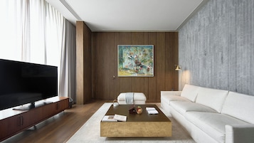 Premier Suite | Premium bedding, down comforters, free minibar items, in-room safe