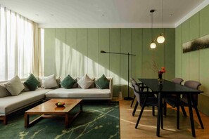 Executive-Suite | Wohnbereich | 55-Zoll-Fernseher mit Satellitenempfang