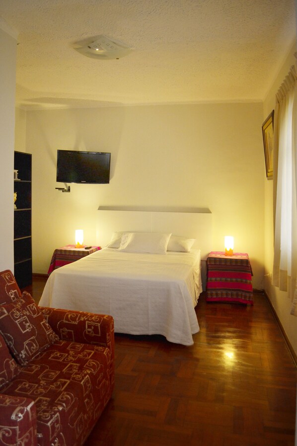 Individually furnished, laptop workspace, iron/ironing board, free WiFi