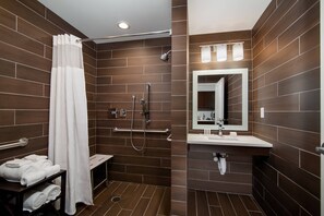 Suite estudio, 2 camas de matrimonio (Mobility/Hearing Access, Roll-in Shwr) | Baño | Ducha, artículos de higiene personal gratuitos y secador de pelo