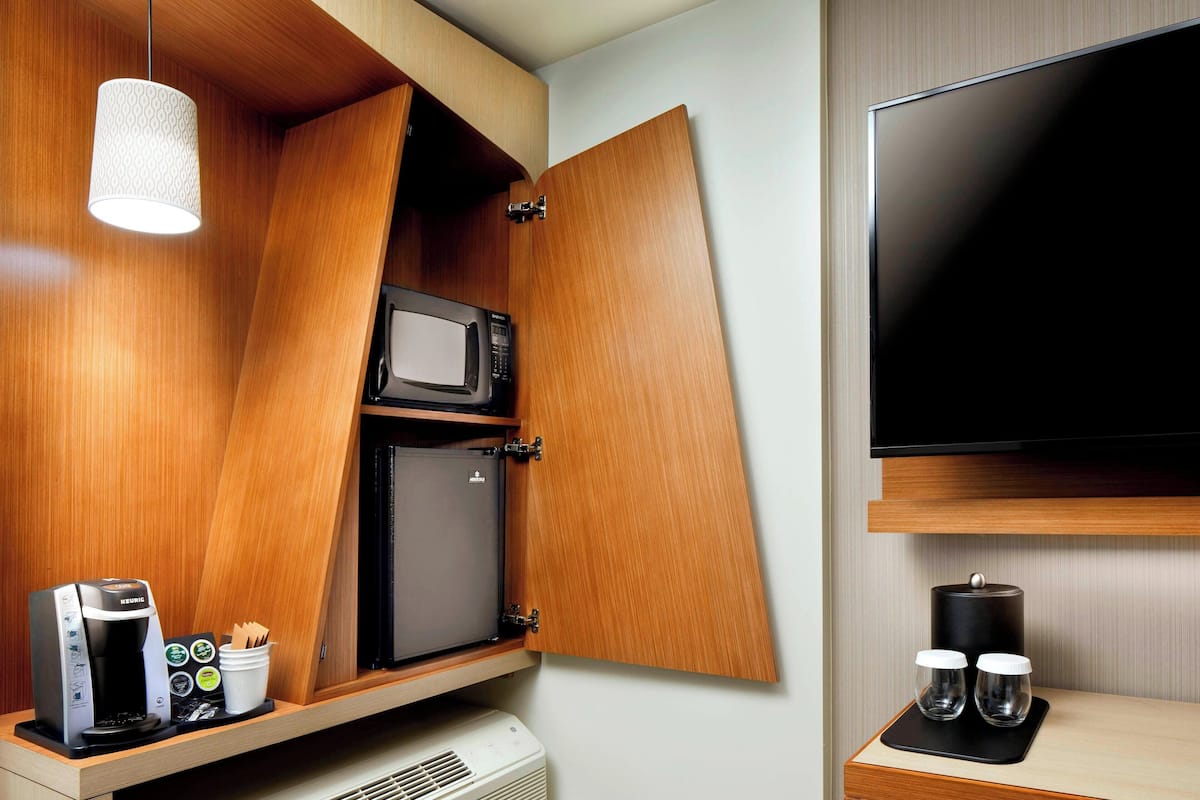 Ropa de cama de alta calidad y caja de seguridad en la habitación