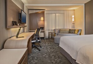 Premium bedding, in-room safe, desk, laptop workspace - Courtyard by Marriott Houston Intercontinental Airport (Houston)
