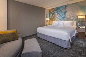 Premium bedding, in-room safe, desk, laptop workspace - Courtyard by Marriott Houston Intercontinental Airport (Houston)