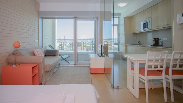 Comfort Studio, Balcony (3) - Liiiving In Porto | Antas Corporate Studio (Porto)