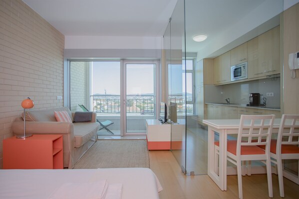 Comfort Studio, Balcony (3) | 1 habitación, decoración personalizada, muebles diferentes y escritorio