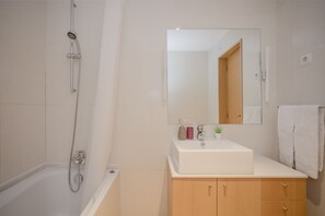 Comfort Studio, Balcony (3) | Baño | Secadora de cabello, toallas, jabón, shampoo