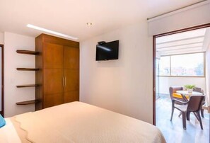 2 bedrooms, desk, iron/ironing board, free cots/infant beds - Apartamentos Aeropuerto Corferias (Bogotá)