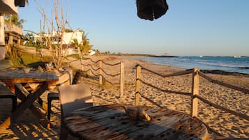 Nära stranden och vit sandstrand