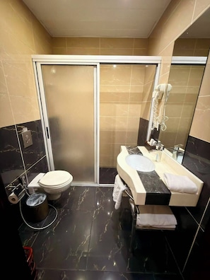 Deluxe Double Room, 1 Bedroom | Bathroom | Combined shower/tub, deep soaking tub, free toiletries, hair dryer - Royal Grand Hotel (Monrovia)