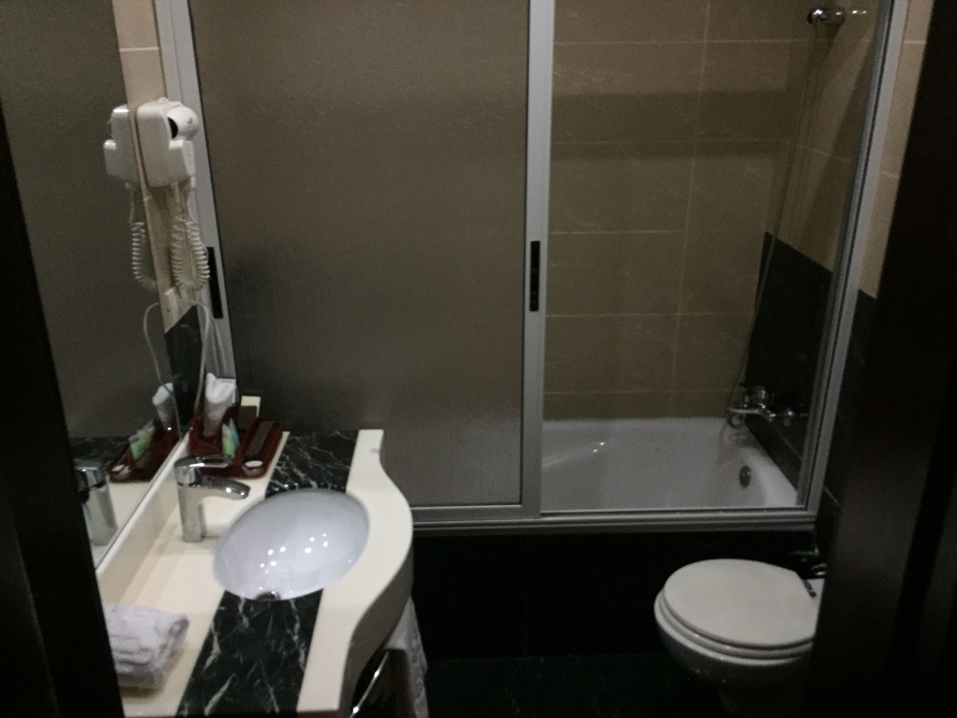 combined shower/bathtub, deep-soaking bathtub, free toiletries