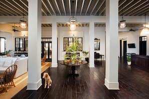 Lobby - Mahogany Bay Resort & Beach Club, Curio Collection by Hilton (San Pedro)