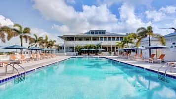 Piscine extérieure, tentes de plage, parasols de plage