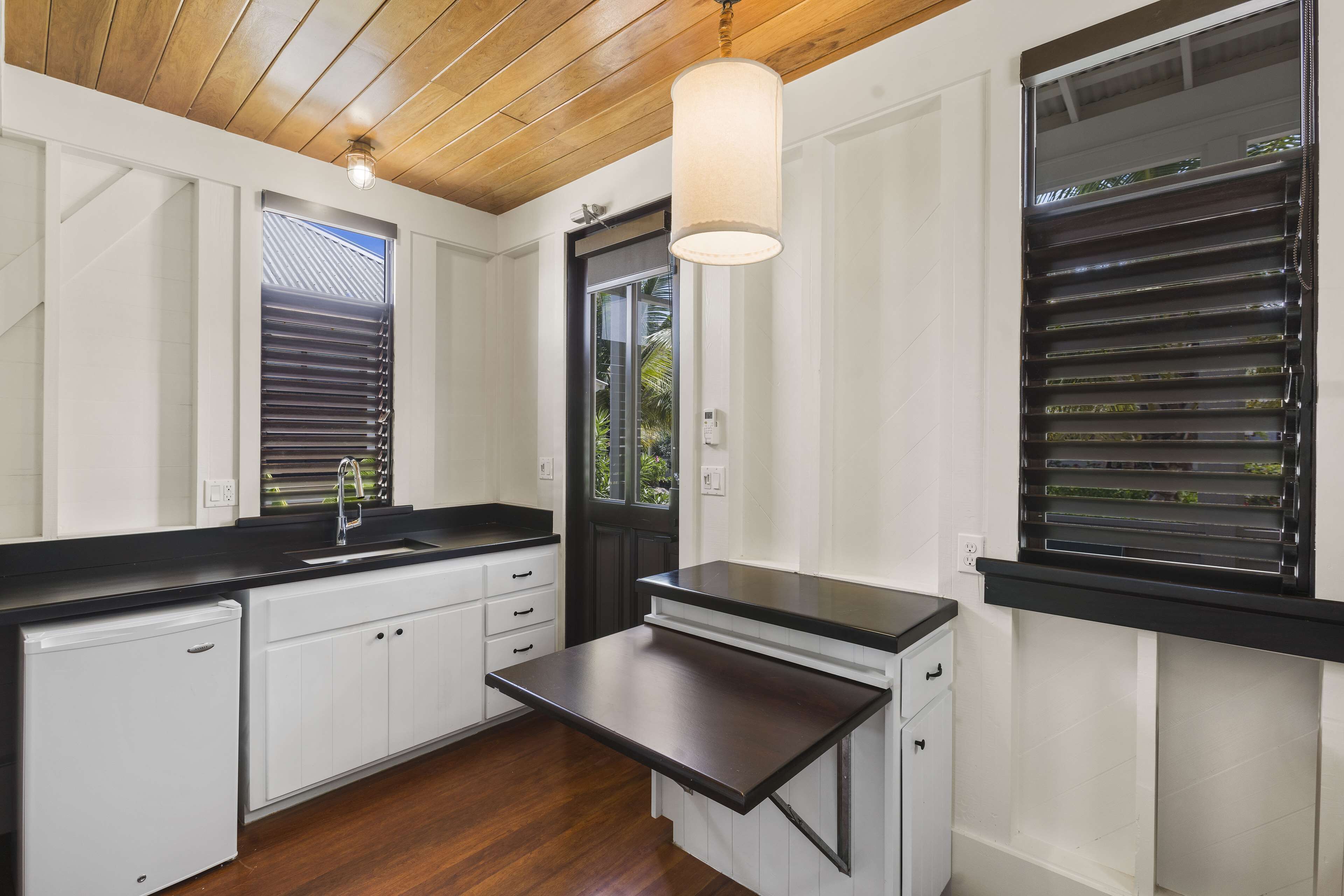 suite, 2 queen beds (keeping suite) | private kitchen | fridge, freezer, paper towels