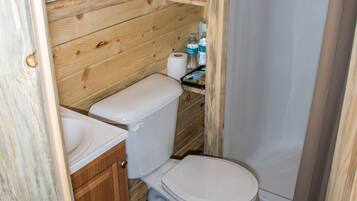 Premium-FerienhĂŒtte, 1 Queen-Bett, Terrasse, Bergblick | Badezimmer | HandtĂŒcher