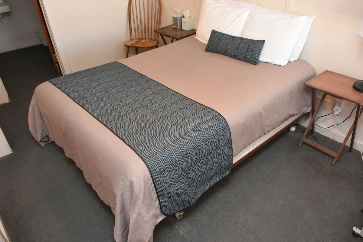 Basic Room, 1 Queen Bed | Cribs/infant beds, bed sheets