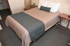 Basic-Zimmer, 1 Queen-Bett | Babybetten, Bettwäsche