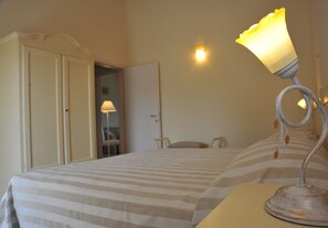 Cots/infant beds, free WiFi