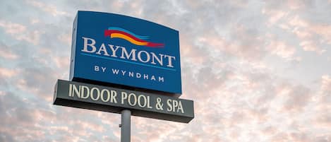 A sign for Baymont by Wyndham, indicating an indoor pool and spa facility.