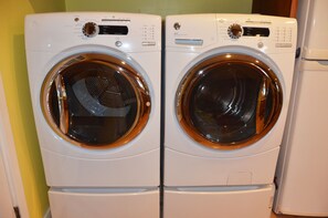 Laundry room - Canyon Inn - Downtown Los Alamos (Los Alamos)
