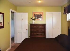 1 bedroom, individually decorated, individually furnished, desk - Canyon Inn - Downtown Los Alamos (Los Alamos)