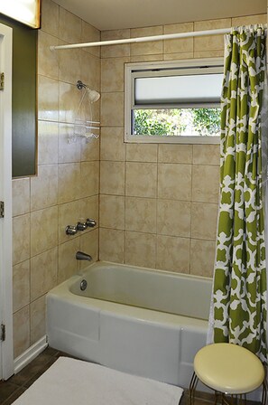 Bathroom shower - Canyon Inn - Downtown Los Alamos (Los Alamos)