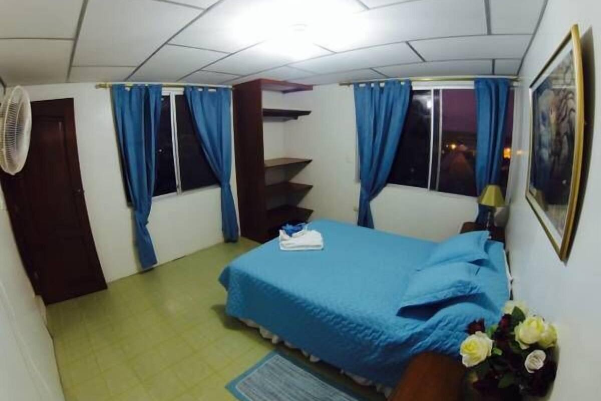 Habitación doble, 1 cama matrimonial | Tabla de planchar con plancha, camas extra y wifi gratis