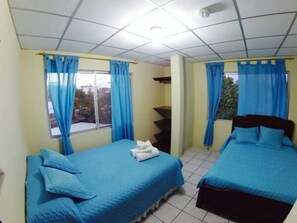 Habitación triple | Tabla de planchar con plancha, camas extra y wifi gratis