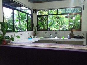 Kamar Double Ekonomi, 1 Tempat Tidur Double, kamar mandi umum, tepi gunung | Dapur pribadi | Lemari es, microwave, oven, dan kompor