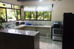 ตู้เย็น, ไมโครเวฟ, เตาอบ, เตาประกอบอาหาร