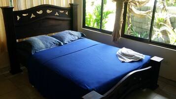 3 kamar tidur, meja kerja, setrika/meja setrika, dan Wi-Fi gratis