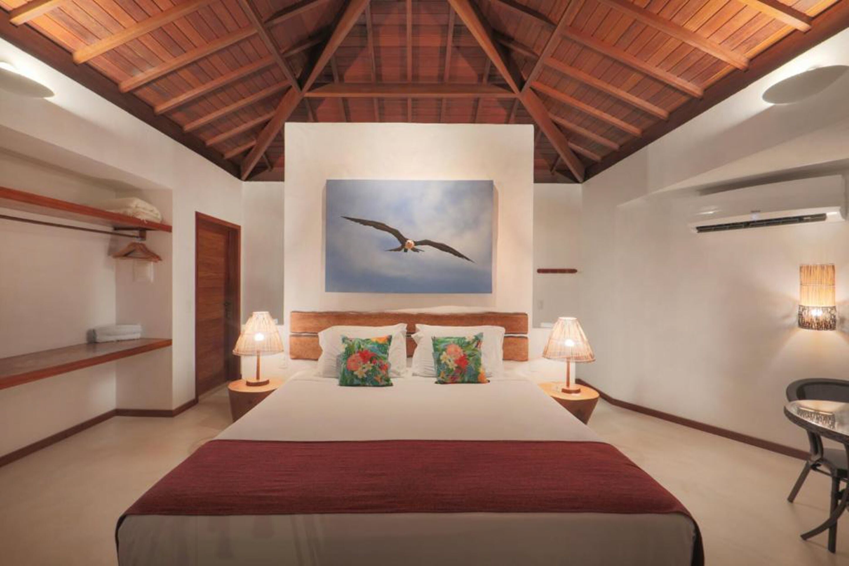 Minibar, coffres-forts dans les chambres, bureau, rideaux occultants