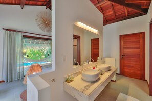 Bangalo Master | Bathroom | Shower, free toiletries, towels