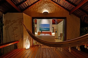 Minibar, caja de seguridad en la habitación y escritorio