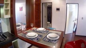 Apartamento standard, 2 quartos | Opções para refeição no quarto
