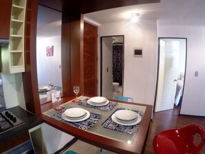 Standard-Apartment, 2 Schlafzimmer | Essbereich im Zimmer