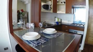 Fridge, microwave, stovetop, cookware/dishes/utensils