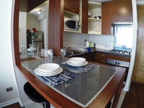 Kühlschrank, Mikrowelle, Herdplatte, Kochgeschirr/Geschirr/Besteck