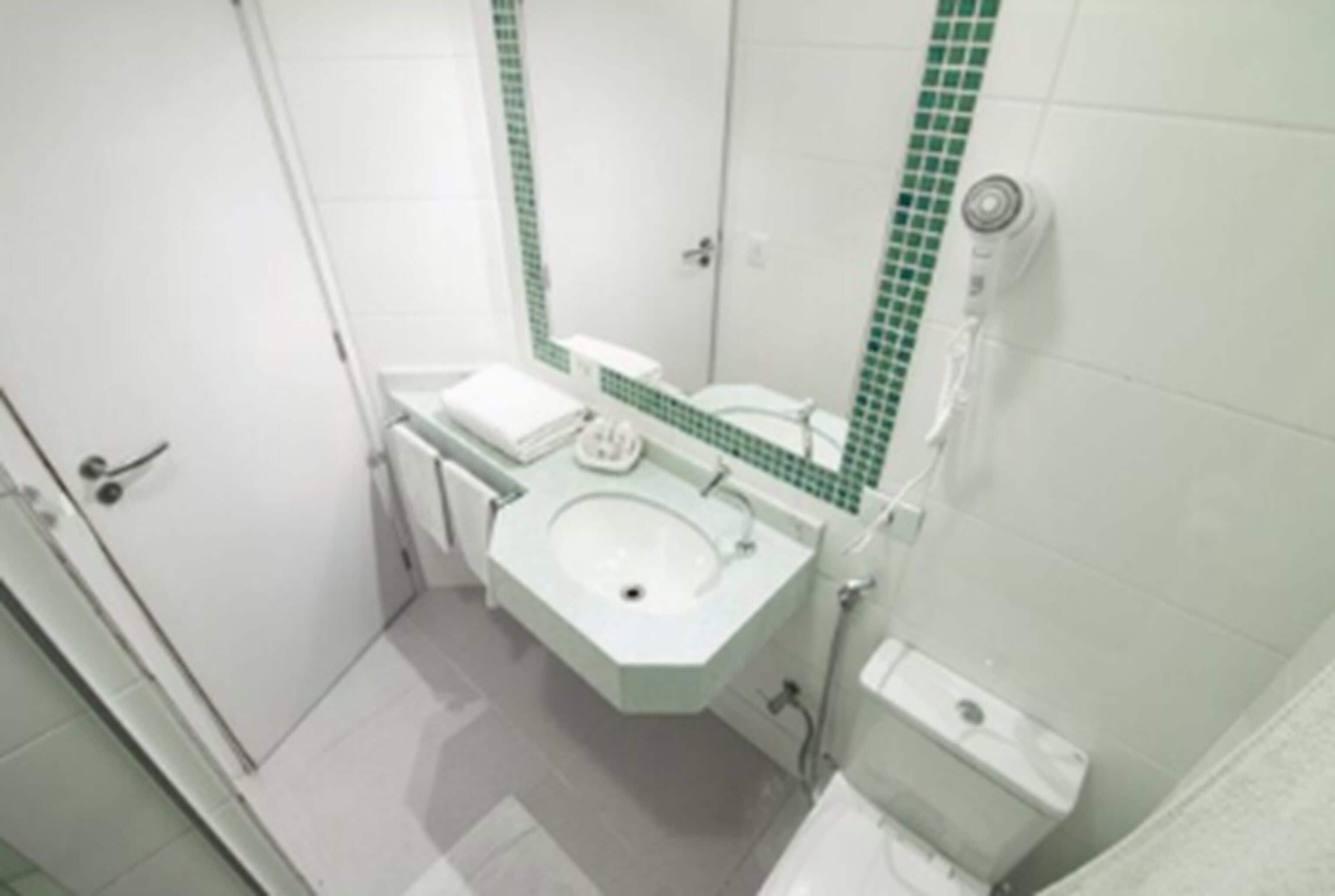 rainfall showerhead, free toiletries, hair dryer, bidet