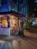 Bar junto a la piscina