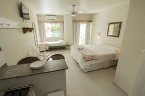 Cortinas blackout, tabla de planchar con plancha y ropa de cama 